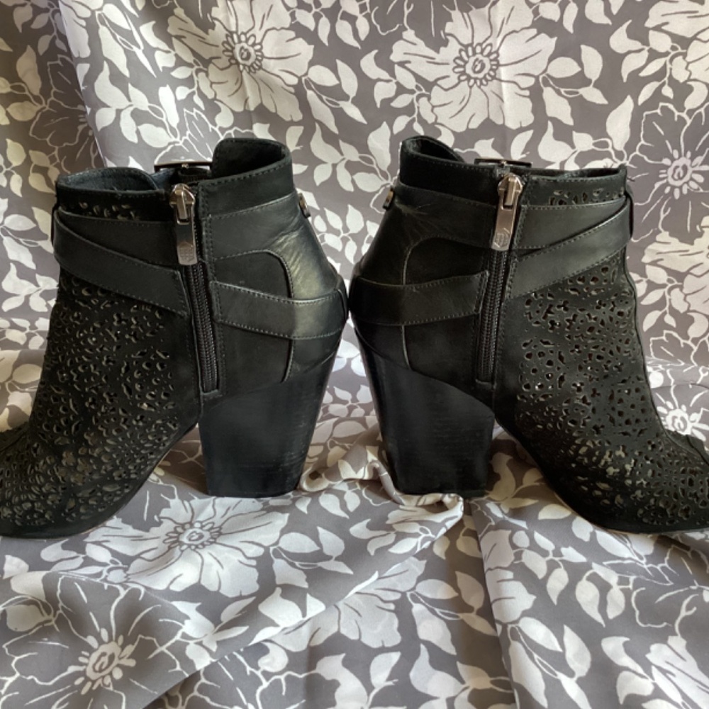 Vince Camuto Mesh Peep Toe Heel - Picture 2 of 8